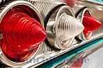 Klassiches Design,Rückleuchten am Oldtimer,Bremnsleuchten,spitz,spitze Form,Rot,Weiss,Chrom
