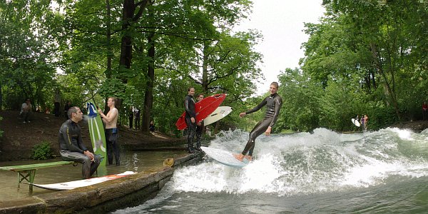 Mnchen: Surfen in der Grostadt, Wellenreiten im Eisbach