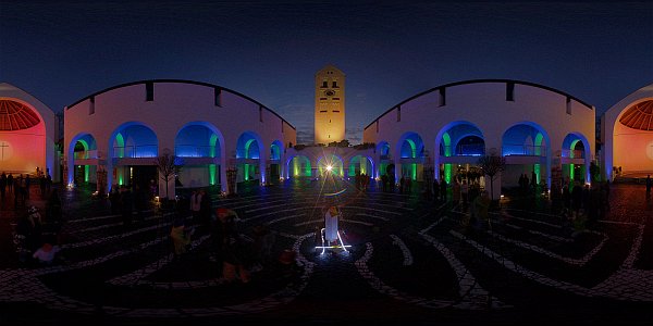 360° Panorama zeigt den Kircheninnenhof in Ismaning, traumhaft beleuchtet