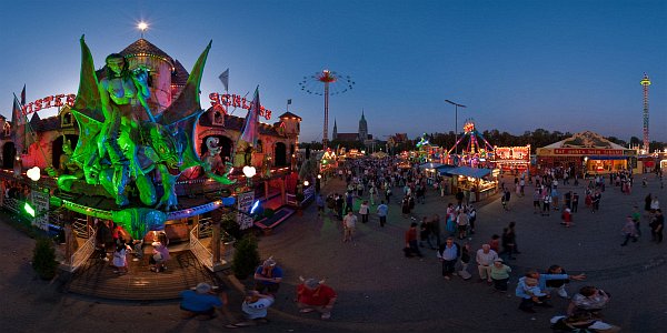 Panorama München Okoberfest 2009, Geisterbahn, blaue Stunde, ein Volksfest der Superlative